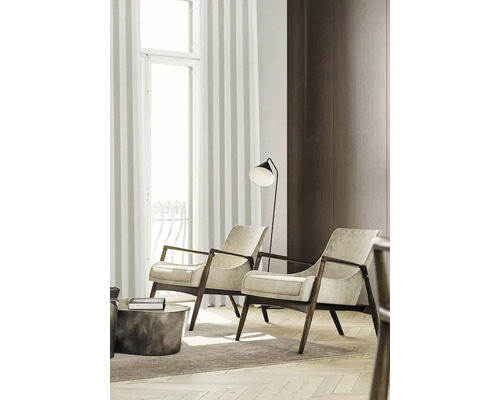 Helle, geräumige Inneneinrichtung mit zwei Sesseln, Stehlampe und Vorhängen am Fenster