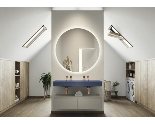 Modernes Badezimmer mit Dachfenstern, rundem Spiegel und Doppelwaschbecken