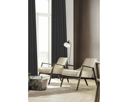 Salon avec deux fauteuils, lampadaire et rideaux pour une ambiance cosy