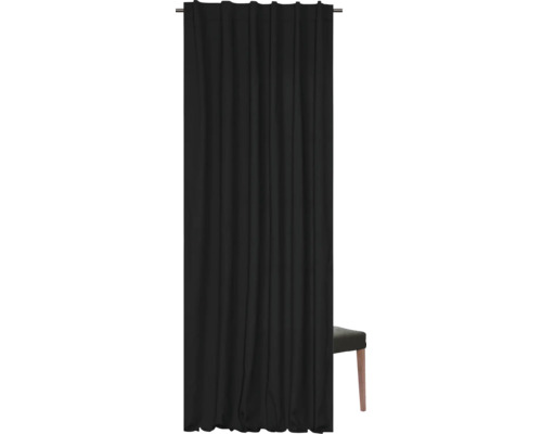 Rideau noir avec fixation à plis devant une chaise.