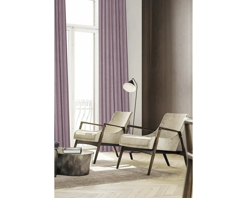 Salon avec fauteuils, lampadaire et rideaux