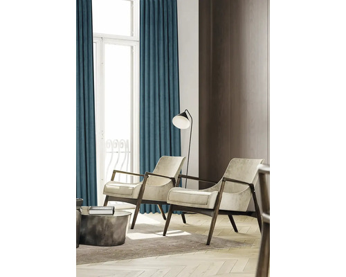 Wohnzimmer mit Vorhängen, zwei Sesseln und einer Stehlampe