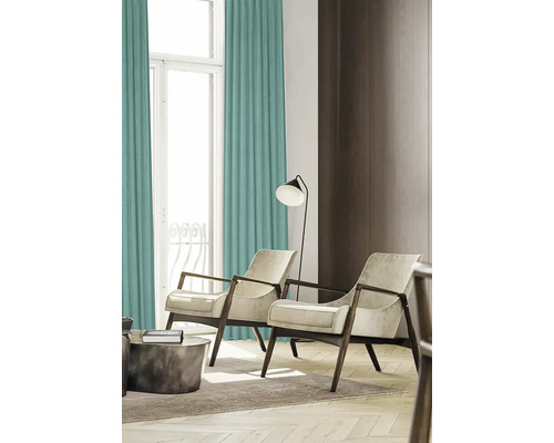 Wohnzimmer mit Vorhängen, Sesseln und Stehlampe