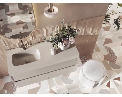 Badezimmeransicht von oben mit Waschbecken, Spiegel, Hocker und geometrischen Bodenfliesen