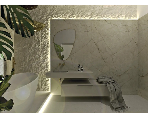 Modernes Badezimmer mit Badewanne, Waschbeckenunterschrank, Spiegel und Wandverkleidung in Natursteinoptik.