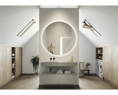 Badezimmer im Dachgeschoss mit rundem Spiegel, Waschtisch und Dachfenstern