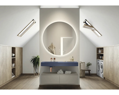 Salle de bain mansardée lumineuse avec miroir rond avec éclairage, meuble-lavabo, machine à laver et placards intégrés