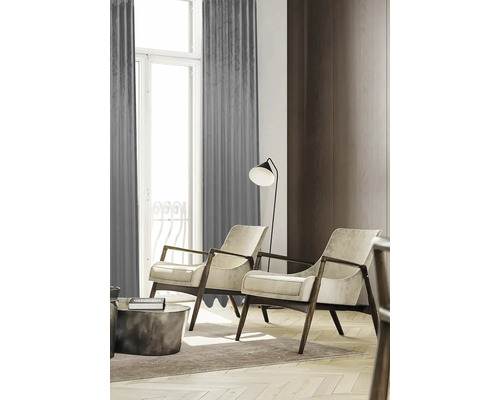 Salon avec deux fauteuils, lampadaire et rideaux
