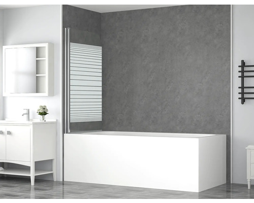 Badezimmer mit Badewanne und Badewannenaufsatz