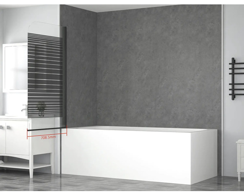 Badezimmer mit Badewanne und Badewannenaufsatz mit Streifenmuster