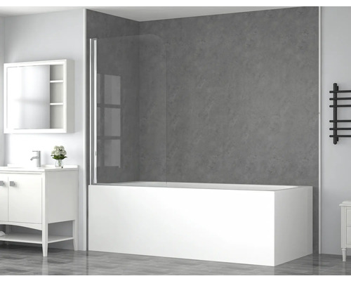 Helles Badezimmer mit Badewanne, Duschwand, Waschtisch und Heizkörper