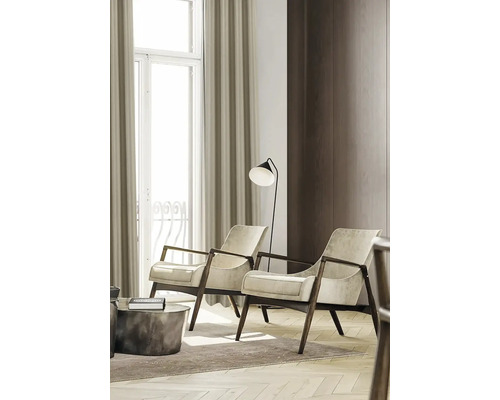 Salon avec deux fauteuils, un lampadaire et des rideaux