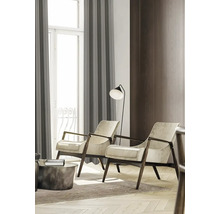 Salon avec deux fauteuils, lampadaire et rideaux