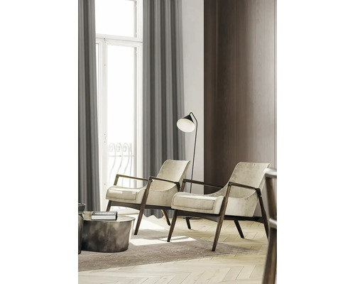 Salon avec deux fauteuils, lampadaire et rideaux