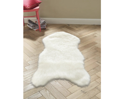 Weißer Teppich in Tierform auf Holzboden