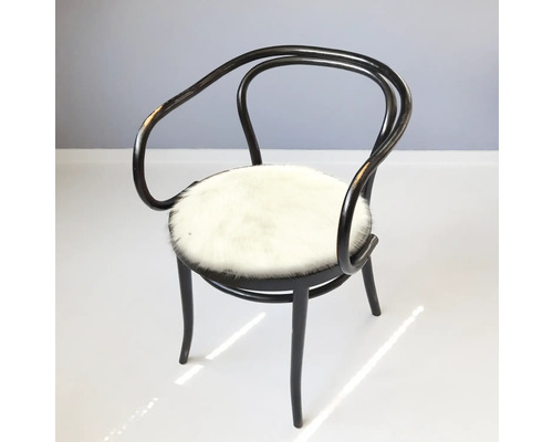 Holzstuhl mit Kunstfell-Sitzfläche