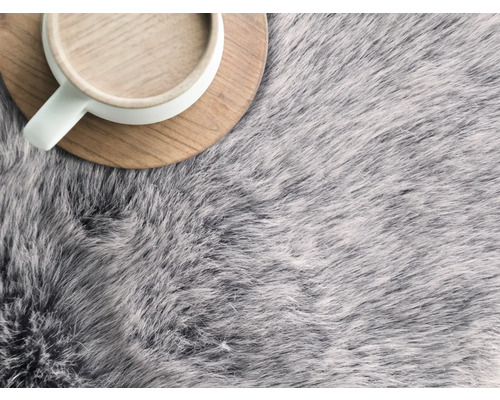 Fourrure décorative avec tasse sur dessous de verre en bois
