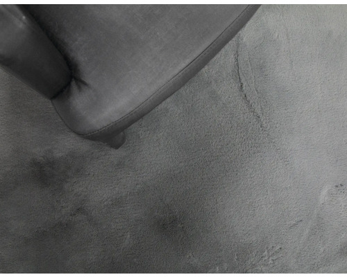 Detailansicht eines Sessels auf einem Teppich