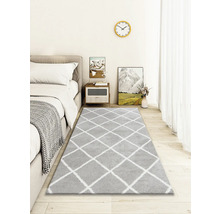 Tapis gris à motif losanges dans la chambre