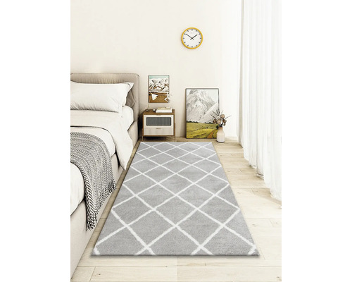 Tapis gris à motif losanges dans la chambre