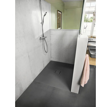 Salle de bains avec douche plain-pied, robinetterie de douche et caniveau de douche