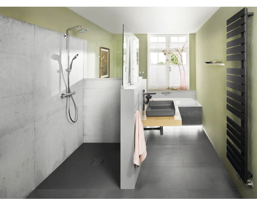 Helles Badezimmer mit Dusche, Waschbecken und Heizkörper