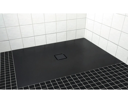 Ebenerdige Dusche mit Bodenablauf und weißen Fliesen