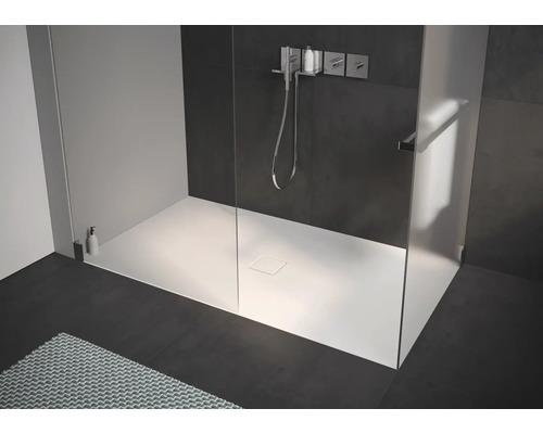 Begehbare Dusche mit Duschwanne, Duschkopf und Glaswand
