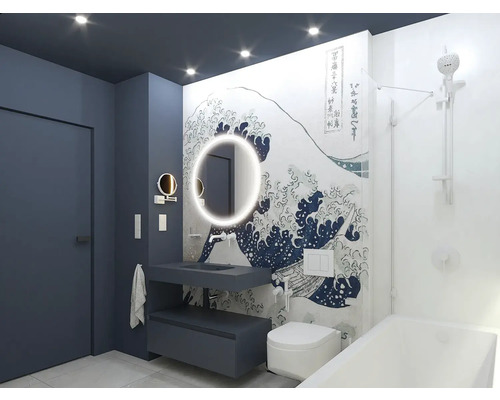 Modernes Badezimmer mit Waschtisch, Spiegel mit Beleuchtung, Badewanne und Wandbild mit Wellenmuster