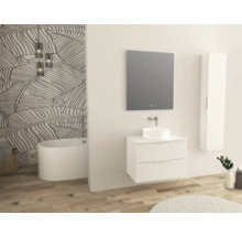 Modernes Badezimmer mit Badewanne, Waschtisch, Spiegel und Schrank