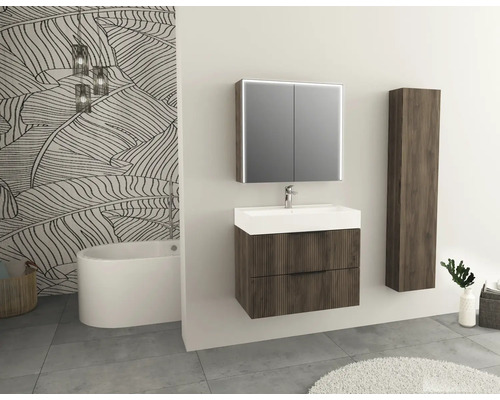 Salle de bains avec meuble sous-lavabo, armoire de toilette, armoire haute et baignoire