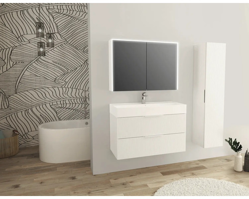 Modernes Badezimmer mit Waschbeckenunterschrank, Spiegelschrank mit Beleuchtung und Hochschrank