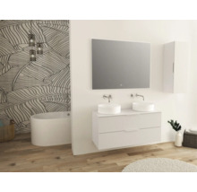 Helles Badezimmer mit Doppelwaschtisch, Spiegel, Hängeschrank, Badewanne und gemusterter Tapete