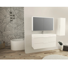 Helles Badezimmer mit Waschtisch, Spiegelschrank, Hochschrank und Badewanne