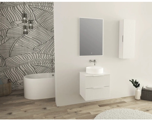 Badezimmer mit Waschtisch, Spiegel und Hochschrank in hellem Design