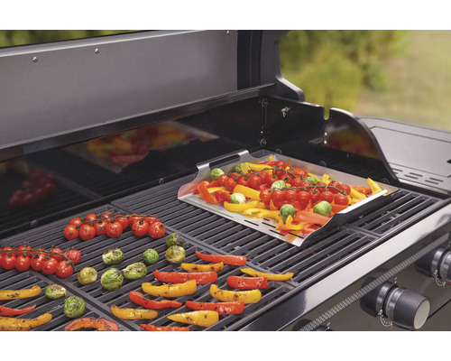 Gemüse auf einem Grill zubereitet.