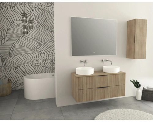 Salle de bains avec double vasque, miroir, armoire suspendue et baignoire