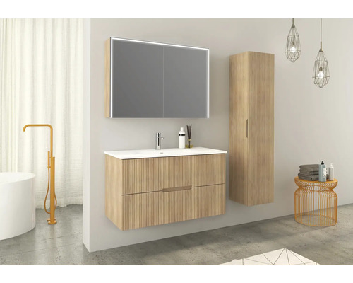 Salle de bains moderne avec meuble sous-lavabo, armoire de toilette avec éclairage et armoire haute