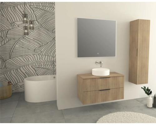 Salle de bain avec meuble-lavabo, miroir, armoire haute et baignoire