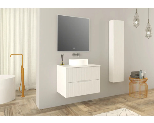 Modernes Badezimmer mit Waschtisch, Spiegel, Hochschrank und dekorativen Elementen.