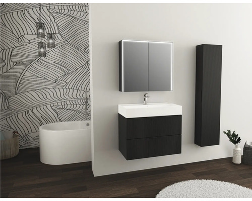 Salle de bains avec meuble sous-lavabo, armoire de toilette et armoire haute