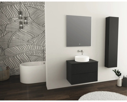 Salle de bains moderne avec lavabo, miroir, meuble sous-vasque et armoire haute