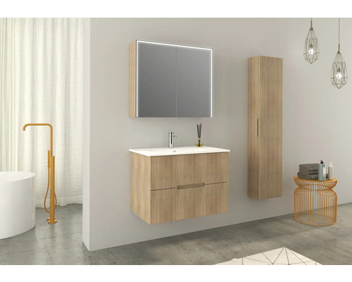 Salle de bains avec meuble sous-lavabo, armoire de toilette avec éclairage et armoire haute dans un style moderne