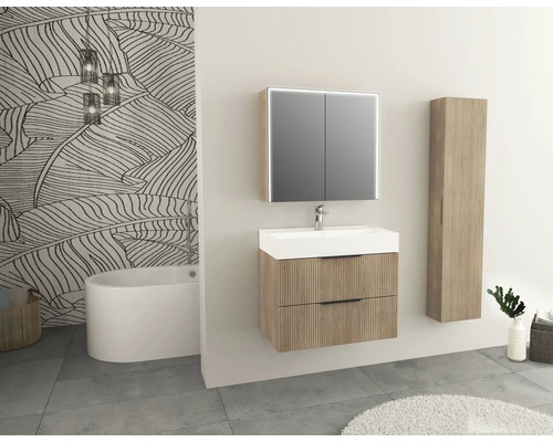 Salle de bain avec meuble-lavabo, armoire de toilette, armoire haute et baignoire