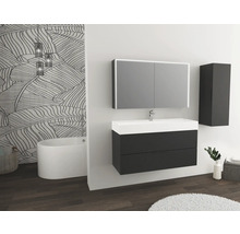Badezimmer mit Waschtisch, Spiegelschrank, Hängeschrank und Badewanne