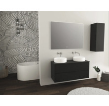Badezimmer mit Waschtisch, Spiegel, Hängeschrank und Badewanne in hellem und organisiertem Design