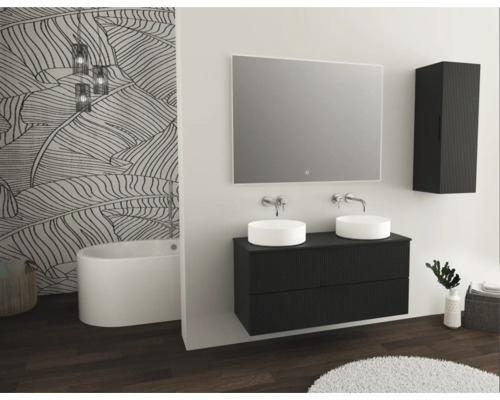 Badezimmer mit Waschtisch, Spiegel, Hängeschrank und Badewanne in hellem und organisiertem Design