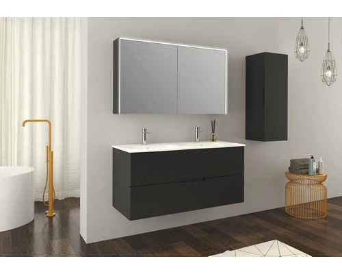 Badezimmer mit Doppelwaschtisch, Spiegelschrank und Hängeschrank