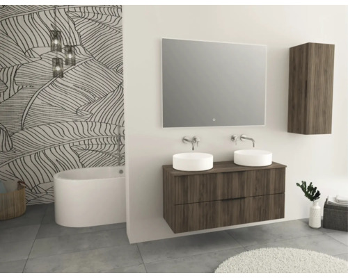 Badezimmer mit Doppelwaschtisch, Spiegel, Hängeschrank, Badewanne und Blättertapete