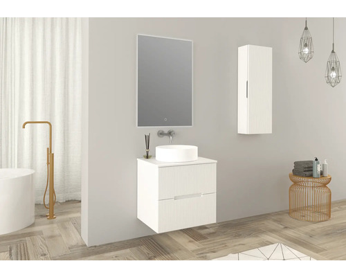 Modernes Badezimmer mit Waschtisch, Spiegel, Spiegelschrank und Badewanne